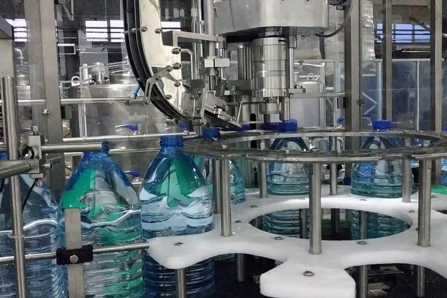 Bottled water production line: the machine automatically fills large bottles with still water.